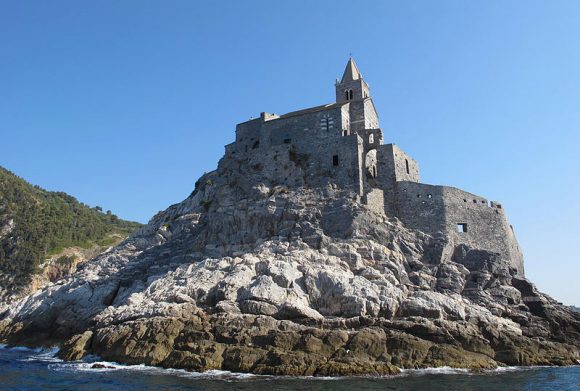 Cosa vedere a Portovenere in Liguria, sul Mar Ligure. Foto della chiesa di San Pietro di Portovenere
